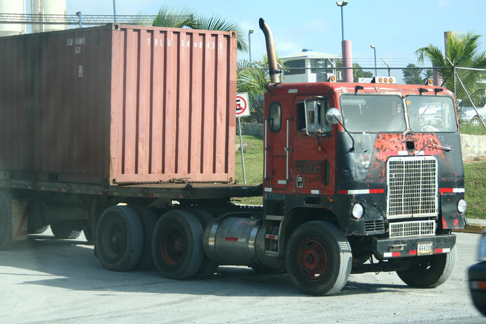 White Freightliner WFT63